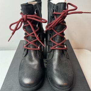 Sorel - Cate Black Boots with Red Laces - Size: 7